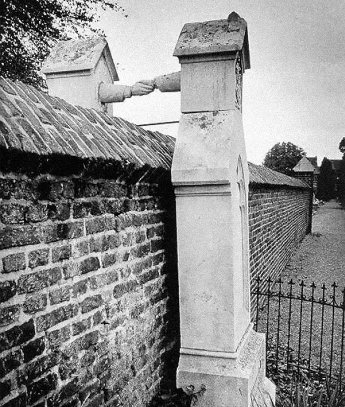 A Photo Of Two Gravestones Holding Hands - 10 Eerie Photos That Will Send Shivers Down Your Spine