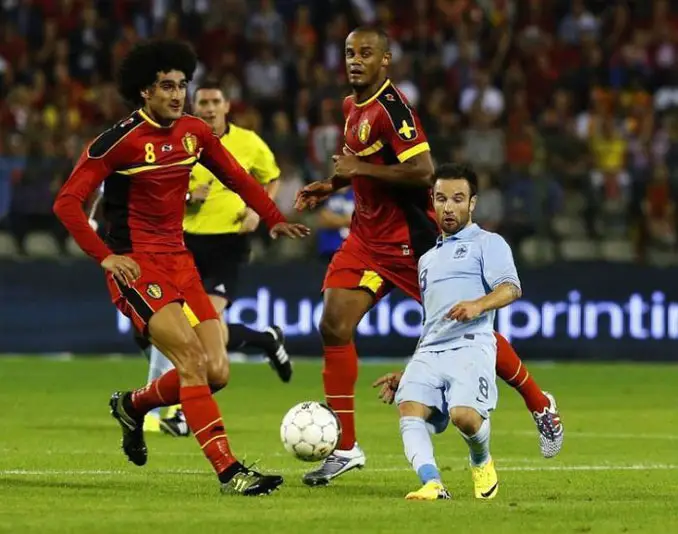 Football player Mathieu Valbuena looks so small in this photo - 10 photos you won't believe weren't photoshopped.