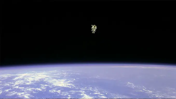 U.S. Astronaut, Bruce McCandles II taking the first ever untethered spacewalk - 10 photos you won't believe weren't photoshopped.