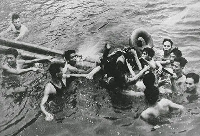 A photo of John McCain being captured by Vietnamese villagers - 10 Rare Photos From History