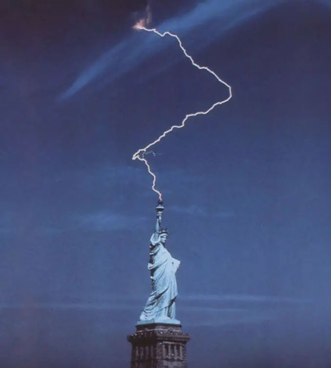 A photo of lightning striking The Statue of Liberty - 10 Amazing Photos Taken At Just The Right Time