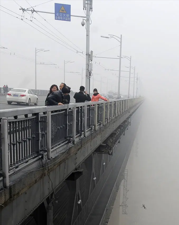Woman jumping off the Wuhan Yangtze River Bridge - 10 REAL Photos With Unsettling Backstories