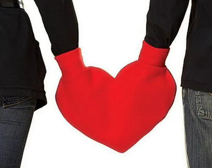 This Valentine's heart mitten is the most awful Valentine's day gift ever.