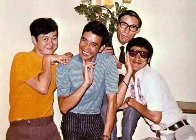 Bruce Lee joking around with friends.