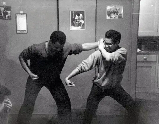 Bruce Lee teaching his first student Jesse Glover.