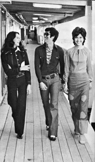 Bruce Lee walking with two Hong Kong actresses.