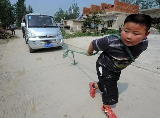 Yang Jinlong pulling a car.