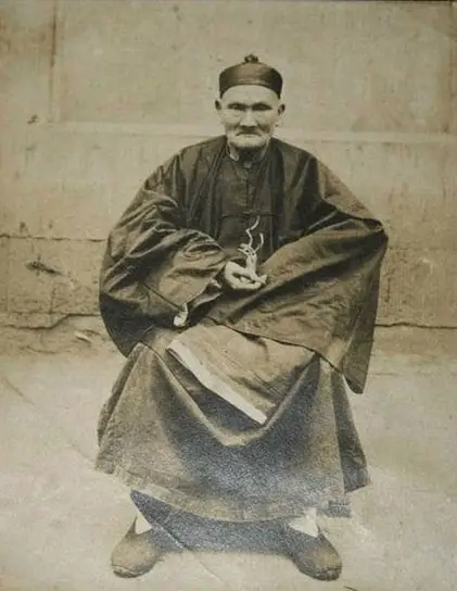 A mysterious photo of Li Ching-Yuen.