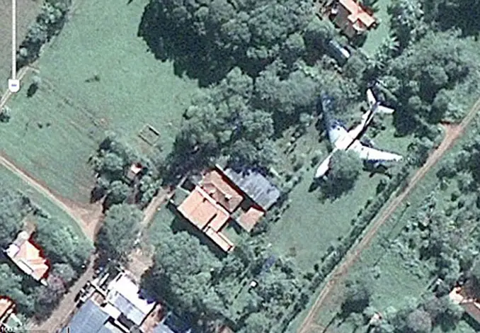 A plane in a backyard seen on Google Earth.