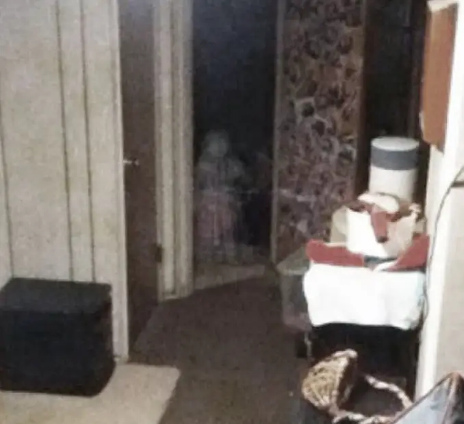 Ghost child looking through door - 10 Photos of Ghost Children That Have Everyone Scared
