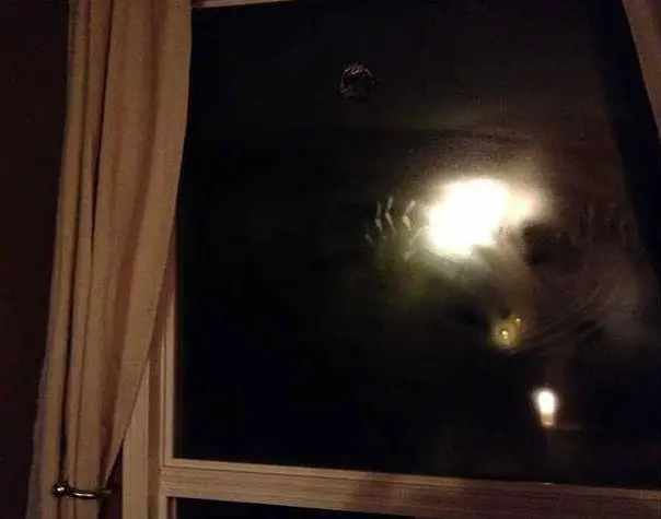This is one of many real ghost photos that have the internet spooked. 