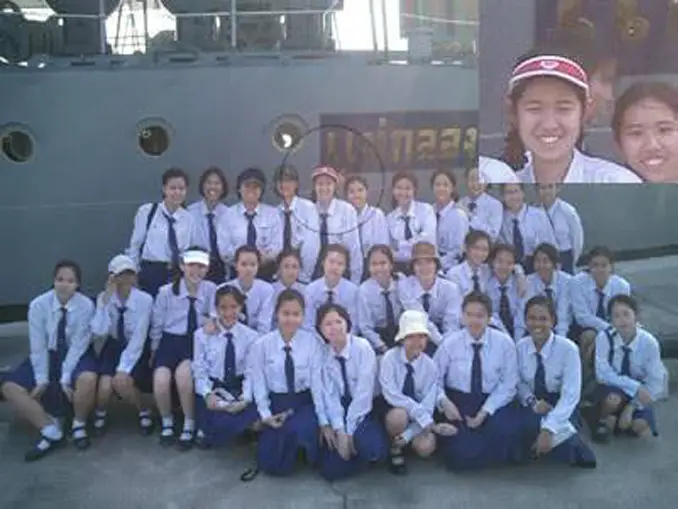 Ghost seen in photo of school trip to Mae Klong river in Thailand - 10 Real Ghosts That Have Appeared in School Photos