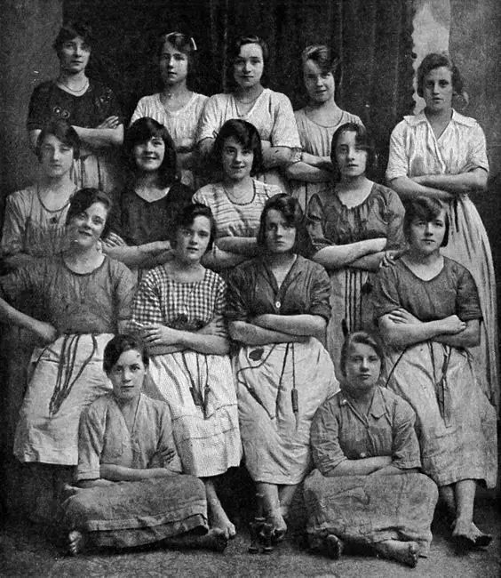 Ghost hand appears in photo of weavers from Northern Ireland from 1900 - 10 Real Ghosts That Have Appeared in School Photos