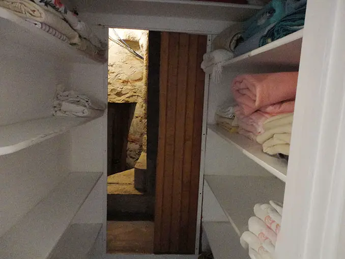 A secret room in Singer Castle - 10 Creepiest Secret Rooms Ever Discovered