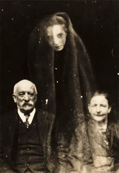 These are the scariest vintage ghost photos going around. 