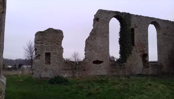 Ghost photographed at St Andrews Church in Suffolk, England - Scary Photos That Will Send Chills Down Your Spine